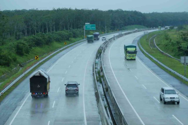 Kendaraan melintas di ruas tol Bakauheni- Terbanggibesar, Selasa (12/3).