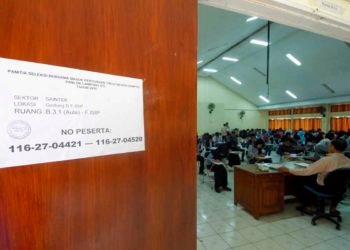 MENGIKUTI SBMPTN. Puluhan peserta seleksi bersama masuk perguruan tinggi negeri (SBMPTN) memadati ruang B3.1 FISIP Universitas Lampung saat mengerjakan soal seleksi beberapa waktu yang lalu.
DOK LAMPUNG POST