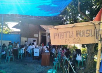 Suasana penghitungan surat suara di TPS 03 di Pekon Patoman, Pagelaran Pringsewu, Rabu (17/4).
LAMPUNG POST/WIDODO