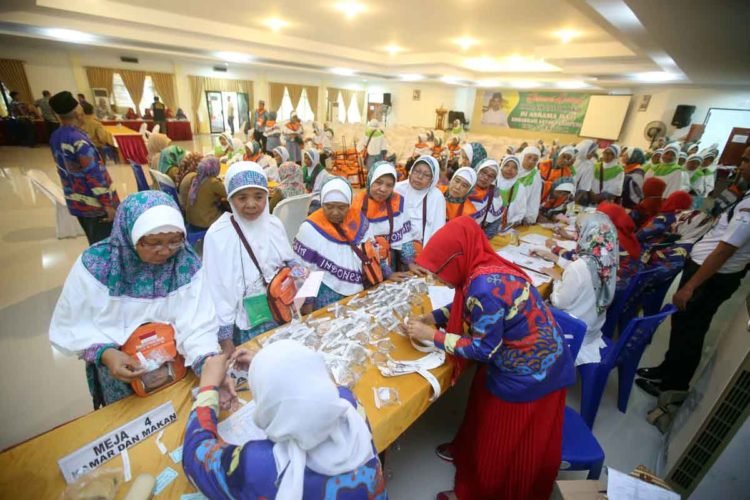 Jemaah calon haji kelompok terbang 1 Lampung melewati pemeriksaan paspor, visa, dan kesehatan di Asrama Haji Islamic Center Lampung, Bandar Lampung, tahun lalu. LAMPUNG POST/IKHSAN DWI NUR SATRIO