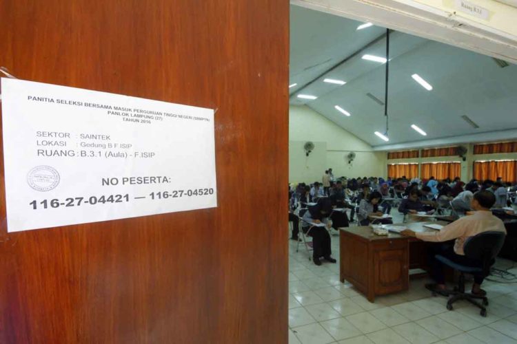 MENGIKUTI SBMPTN. Puluhan peserta seleksi bersama masuk perguruan tinggi negeri (SBMPTN) memadati ruang B3.1 FISIP Universitas Lampung saat mengerjakan soal seleksi beberapa waktu yang lalu.
DOK LAMPUNG POST