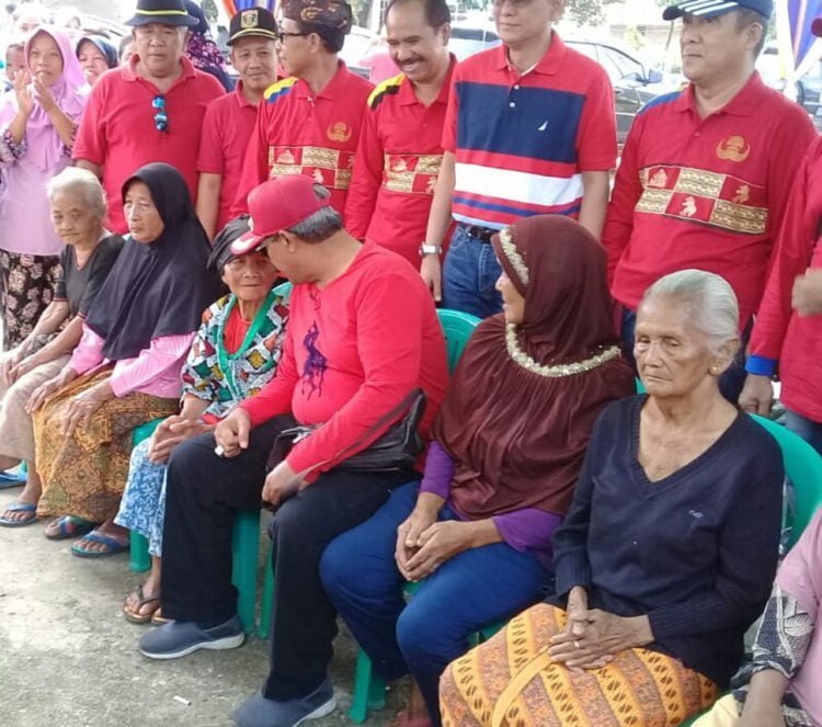 Para Lansia Berbincang Bersama Bupati Loekman