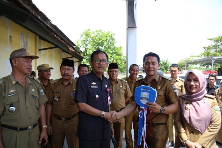 Bupati Pesisir Barat Serahkan Ambulans Pekon