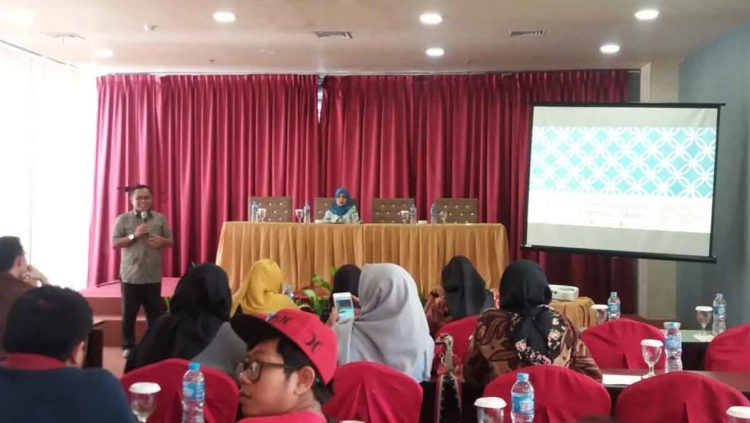 HASIL SURVEI RAKATA. Direktur Rakata Institute Eko Kuswanto saat memaparkan hasil survei Pemilu 2019 di Hotel Horizon, Bandar Lampung, Jumat (12/4).
LAMPUNG POST / EKA SETIAWAN