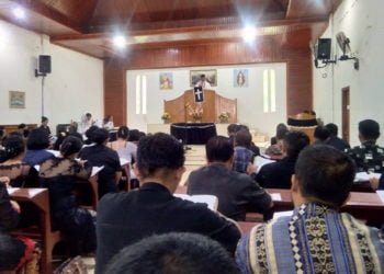 Cium Salib Tandai Prosesi Jumat Agung