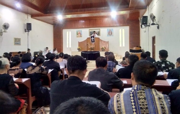 Cium Salib Tandai Prosesi Jumat Agung