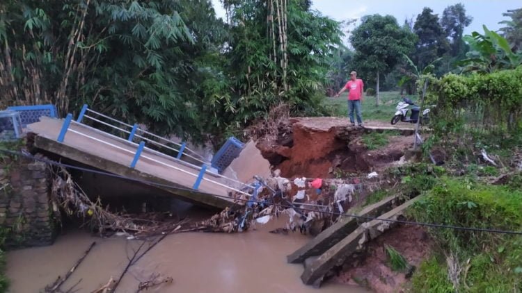 Jembatan Ambrol Diusulkan segera Diperbaiki