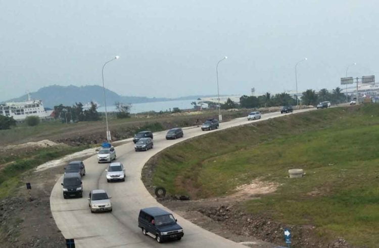 PERCEPAT PERTUMBUHAN EKONOMI. Kendaraan melintasi tol Baterpang usai tiba di Pelabuhan Bakauheni, Lampung Selatan, Senin (1/4). Kehadiran tol Baterpang dapat mendorong percepatan pertumbuhan ekonomi dan distribusi barang karena akan memangkas waktu tempuh.
LAMPUNG POST/AAN KRIDOLAKSONO