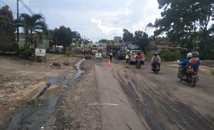 Perbaikan Jalintim Timbulkan Kemacetan