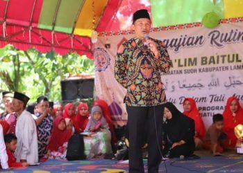PENGAJIAN MAJELIS TAKLIM. Bupati Lampung Barat Parosil Mabsus saat memberikan amanat pada pengajian majelis taklim di Kecamatan Suoh, Minggu (7/4). (DOKUMENTASI HUMAS PEMKAB LAMBAR)