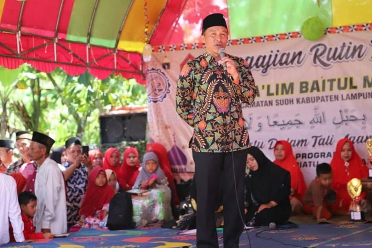 PENGAJIAN MAJELIS TAKLIM. Bupati Lampung Barat Parosil Mabsus saat memberikan amanat pada pengajian majelis taklim di Kecamatan Suoh, Minggu (7/4). (DOKUMENTASI HUMAS PEMKAB LAMBAR)