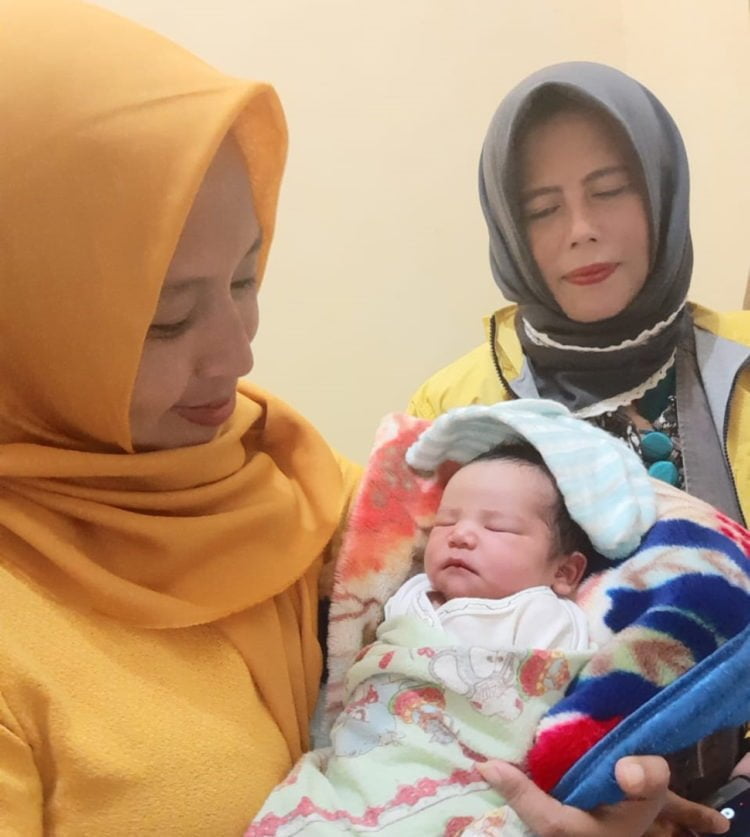 Uluran Tangan Wabup untuk Sang Ibu Melahirkan di Tepi Jalan