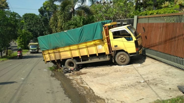 Truk Mundur Lindas Pengendara Motor