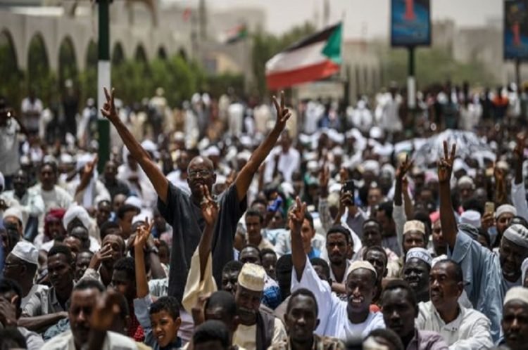 Aksi unjuk rasa digelar di Khartoum, Sudan, Jumat 19 April 2019. (Foto: AFP)