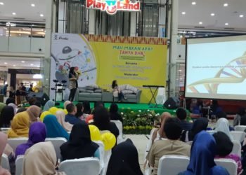 SEMINAR KESEHATAN. Narasumber memaparkan materinya dalam seminar nasional yang digelar Prodia Lampung, di Mal Boemi Kedaton, Bandar Lampung, Sabtu (6/4). (DOK. PRODIA LAMPUNG)