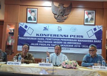 UMUMKAN KELULUSAN. Menristek Dikti Mohamad Nasir (tengah), Dirjen Belmawa Kemenristek Dikti Ismunandar (kanan), dan Ketua FDPNI Rachmad lmbang Tritjahjono mengumumkan hasil penelusuran minat dan kemampuan politeknik negeri, di Politeknik Negeri Semarang, Selasa (16/4). Nasir menyatakan 16.666 calon mahasiswa lolos seleksi PMDK-PN tersebut. (MI)