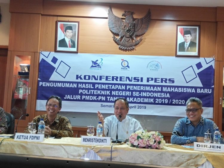 UMUMKAN KELULUSAN. Menristek Dikti Mohamad Nasir (tengah), Dirjen Belmawa Kemenristek Dikti Ismunandar (kanan), dan Ketua FDPNI Rachmad lmbang Tritjahjono mengumumkan hasil penelusuran minat dan kemampuan politeknik negeri, di Politeknik Negeri Semarang, Selasa (16/4). Nasir menyatakan 16.666 calon mahasiswa lolos seleksi PMDK-PN tersebut. (MI)