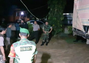 LOGISTIK PEMILU. Logistik pemilu dari PPK Kecamatan Way Serdang dijaga sejumlah anggota Kodim 0426/Tulangbawang dan Polri dari Polres Mesuji saat menunggu di Gudang KPU Mesuji, Sabtu (27/4). Logistik pemilu tersebut akhirnya diturunkan di gudang berbeda eks Kantor Dinas PUPR Mesuji karena gudang KPU tidak memiliki kapasitas yang cukup untuk menampung kotak KPU yang berjumlah 585.
LAMPUNG POST/RIDWAN ANAS