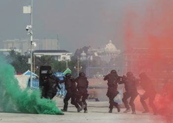 Satuan Penanggulangan Teroris (Satgultor) TNI menggelar simulasi penindakan terorisme dan penyelamatan sandera di Pantai Ancol, Jakarta, Selasa (9/4). Latihan yang ditinjau langsung oleh Panglima TNI Marsekal Hadi Tjahjanto tersebut guna menghadapi potensi ancaman keamanan tinggi di wilayah Negara Kesatuan Republik Indonesia (NKRI). MI/PIUS ERLANGGA