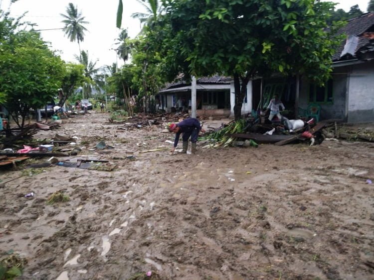 Warga Terkena Penyakit Kulit Pascabanjir Rob