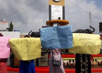 JAGA PERSATUAN USAI PEMILU. Masyarakat Lampung yang tergabung dalam Aliansi Perwakilan Masyarakat Lampung menggelar aksi di Tugu Adipura Bundaran Gajah, Bandar Lampung, Jumat (26/4). Masyarakat menginginkan semua elite politik dan semua pihak tetap menjaga persatuan dan kesatuan usai Pemilihan Umum (Pemilu) 2019.
LAMPUNG POST/TRIYADI ISWORO