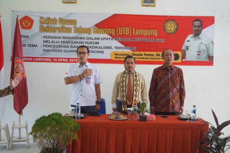 KULIAH UMUM. (Dari kiri ke kanan) Tony Ferdinansyah selaku Ketua Pengawas YAPIPILA UTB, Gousta Feriza selaku Ketum PPI Pusat, dan Agus Mardihartono selaku Rektor UTB saat pembukaan kuliah umum di UTB Lampung, Rabu (10/4).  (ISTIMEWA)