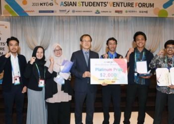 Mahasiswa UI saat menerima penghargaan. (IST)