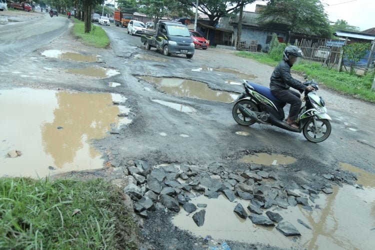 Warga Harapkan Perbaikan Jalan Ryacudu