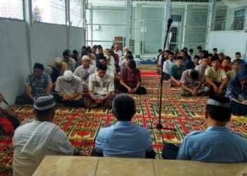 PESANTREN KILAT. Rutan Krui melaksanakan kegiatan Pesantren Kilat di aula Rutan Krui, Kamis (9/5). Kegiatan ini diikuti oleh 65 warga binaan Pemasyarakatan.
(ISTIMEWA)
