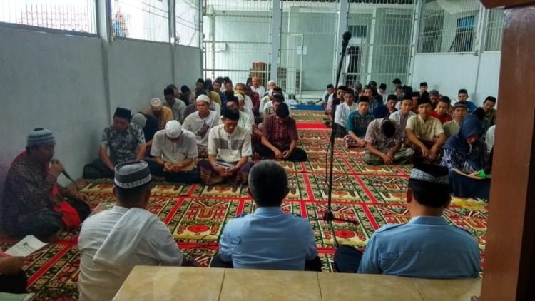 PESANTREN KILAT. Rutan Krui melaksanakan kegiatan Pesantren Kilat di aula Rutan Krui, Kamis (9/5). Kegiatan ini diikuti oleh 65 warga binaan Pemasyarakatan.
(ISTIMEWA)