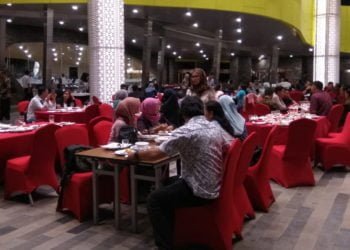 BUKA PUASA BERSAMA. Sejumlah masyarakat berbuka puasa bersama di Hotel Novotel Lampung, Rabu (8/5). Hotel berbintang lima itu menyajikan menu buka yang variatif. (LAMPUNG POST/FEBI HERUMANIKA)