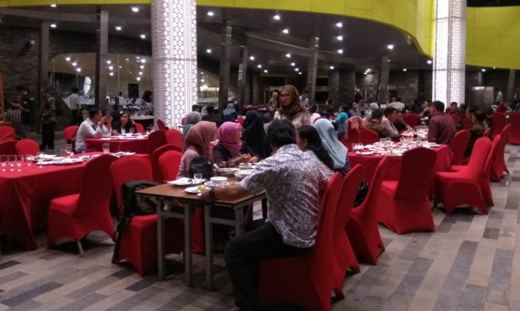 BUKA PUASA BERSAMA. Sejumlah masyarakat berbuka puasa bersama di Hotel Novotel Lampung, Rabu (8/5). Hotel berbintang lima itu menyajikan menu buka yang variatif. (LAMPUNG POST/FEBI HERUMANIKA)