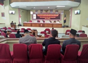 SIDANG PARIPURNA. DPRD Lampung Barat menggelar rapat paripurna istimewa penyampaian rekomendasi Pansus terhadap LKPj kepala daerah tahun anggaran 2018 di Gedung Dewan setempat, Kamis (9/5). Pansus DPRD memberikan 12 catatan terhadap LKPj kepala daerah. (LAMPUNG POST/ELIYAH)