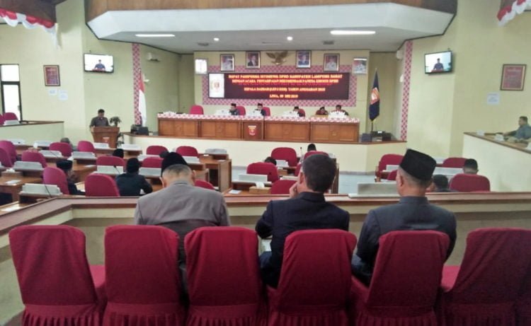 SIDANG PARIPURNA. DPRD Lampung Barat menggelar rapat paripurna istimewa penyampaian rekomendasi Pansus terhadap LKPj kepala daerah tahun anggaran 2018 di Gedung Dewan setempat, Kamis (9/5). Pansus DPRD memberikan 12 catatan terhadap LKPj kepala daerah. (LAMPUNG POST/ELIYAH)