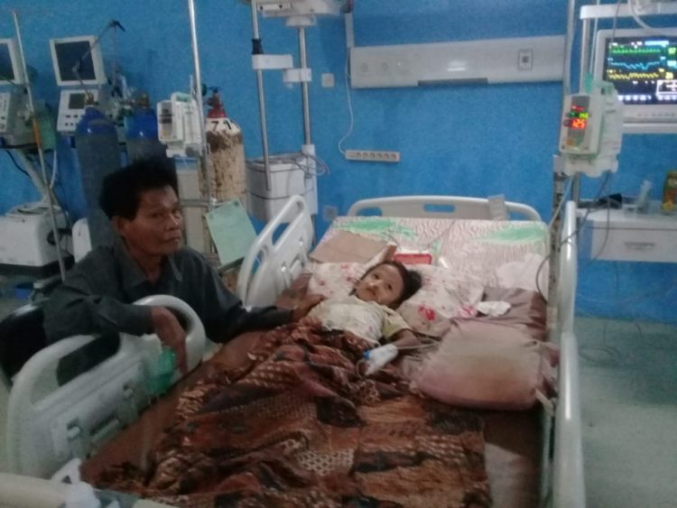 Bayi penderita meningitis butuh uluran tangan para dermawan (LAMPUNG POST/FAJAR NOFITTRA)