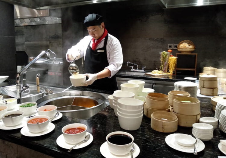 MENU BUKA PUASA. Juru masak Radisson Hotel menyiapkan menu berbuka puasa, Kamis (9/5). Hotel bintang empat itu memberikan kesempatan pada pengunjungnya untuk berinteraksi langsung dengan para juru masak di tiga pojok dapurnya, Indian, Arabian, dan Chinese Corner.
(LAMPUNG POST/EFFRAN KURNIAWAN)