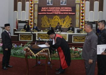 KETUA DPRD. Aminallah Adisyanto resmi menjabat ketua DPRD Pringsewu sisa masa jabatan menggantikan almarhum Ilyasa. Pengambilan sumpah dan janji jabatan berlangsung dalam sidang paripurna istimewa, Jumat (10/5). (LAMPUNG POST/WIDODO)