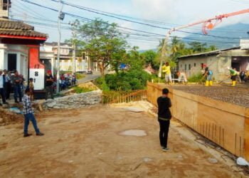 PANTAU PENGECORAN. Plt Bupati Lampung Selatan Nanang Ermanto memantau pengecoran jembatan Pasar Inpres Kalianda, Sabtu (11/5). Pengecoran badan jembatan mulai dilakukan agar bisa digunakan sepekan menjelang Idulfitri 1440 Hijriah.
(LAMPUNG POST/JUWANTORO)