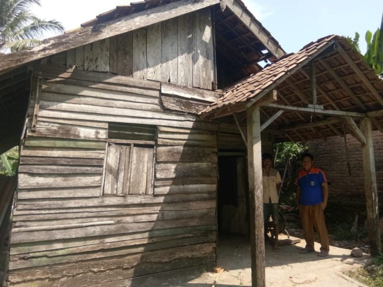 BELUM TERSENTUH. Kondisi salah satu rumah tidak layak huni di Pekon Negeriratu, Ngambur, Kecamatan Ngambur, Senin (13/5). Meskipun sudah diajukan bertahun-tahun, sampai sekarang tidak mendapat bantuan rehab rumah dari pemerintah. (LAMPUNG POST/YON FISOMA)
