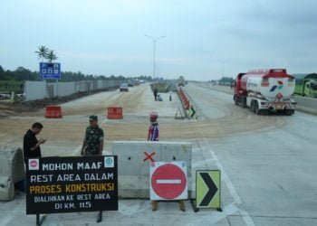 REST AREA TOL. Petugas memasang papan informasi di rest area Jalan Tol Trans-Sumatera tepatnya Km 87 di Desa Fajarbaru, Kecamatan Jatiagung, Lampung Selatan, Senin (13/5). Rest area dialihkan ke Km 115 karena di Km 87 belum selesai dan masih dalam pengerjaan konstruksi.
(LAMPUNG POST/SUKISNO)