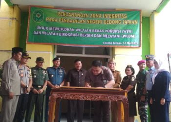 ZONA INTEGRITAS. Tiga Instansi, Pengadilan Negeri Gedongtataan, Kejaksaan Negeri Lampung Selatan, dan Polres Pesawaran menandatangani zona integritas untuk mewujudkan wilayah bebas korupsi (WBK) dan wilayah birokrasi bersih dan melayani (WBBM) di gedung pengadilan negeri setempat, Senin (13/5). (LAMPUNG POSt/AHMAD AMRI)