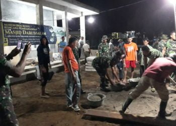 GOTONG ROYONG. Puluhan anggota Kodim 0422/Lampung Barat bersama warga Lingkungan Sukamaju, Kelurahan Way Mengaku, bergotong royong melakukan pengecoran masjid usai salat tarawih.
(LAMPUNG POST/ARIPSAH)