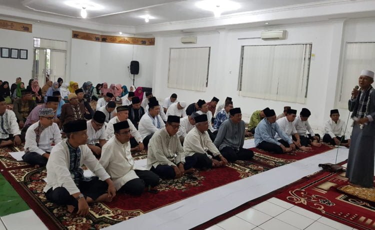 BUKA PUASA. Mantan Wakil Ketua MA Suwardi bersama sejumlah ketua pengadilan di Lampung mendengarkan kultum saat acara berbuka puasa bersama di Pengadilan Tinggi Tanjungkarang, Selasa (14/5). (LAMPUNG POST/FEBI HERUMANIKA )