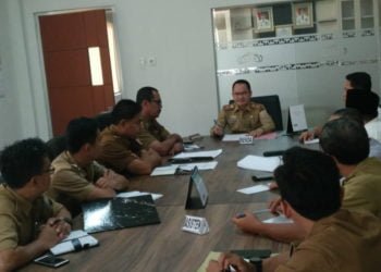 MEDIASI. Sekretaris Kabupaten Way Kanan Saipul memimpin rapat mediasi sengketa tanah yang melibatkan PT Bumi Madu Mandiri (BMM) dengan masyarakat Kampung Gunung Sangkaran di ruang rapat kerjanya, Selasa (14/5). (DOKUMENTASI HUAS PEMKAB WAY KANAN)