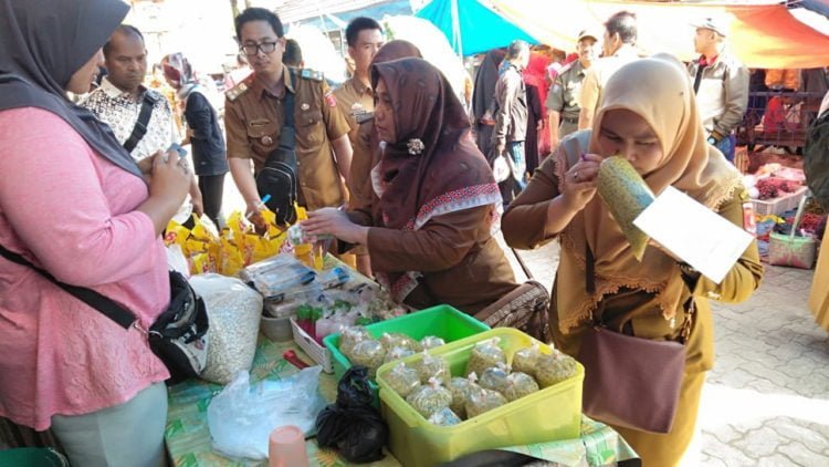 SIDAK PASAR. Tim Satgas Pangan Pemkab Lambar melakukan sidak ke sejumlah pasar dan pertokoan, Selasa (14/5). Hasil sidak tidak ditemukan adanya makanan yang tidak layak konsumsi. (DOKUMENTASI HUMAS PEMKAB LAMBAR)