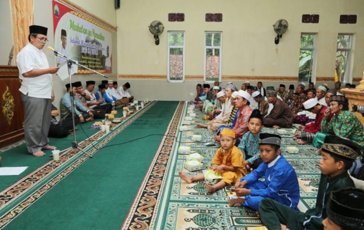 SAFARI RAMADAN. Kepala Dinas Perdagangan dan Perindustrian Lampung Selatan Qorinilwan menyampaikan sambutan dalam kegiatan Safari Ramadan 1440 Hijriah, di Masjid Al Istiqomah, Desa Sukamaju, Kecamatan Way Sulan, Selasa (14/5) malam.
(DISKOMINFO LAMPUNG SELATAN)