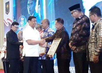 PENGHARGAAN. Menko Polhukam Wiranto didampingi Mendagri Tjahjo Kumolo menyerahkan penghargaan kepada Plt Bupati Lampung Selatan Nanang Ermanto. Penghargaan ini diberikan dalam Rapat Koordinasi Nasional (Rakornas) Tim Terpadu Penanganan Konflik Sosial Tahun 2019di Grand Hotel Paragon, Jakarta, , Kamis (16/5).(DOK. HUMAS PEMKAB LAMPUNG SELATAN)
