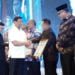 PENGHARGAAN. Menko Polhukam Wiranto didampingi Mendagri Tjahjo Kumolo menyerahkan penghargaan kepada Plt Bupati Lampung Selatan Nanang Ermanto. Penghargaan ini diberikan dalam Rapat Koordinasi Nasional (Rakornas) Tim Terpadu Penanganan Konflik Sosial Tahun 2019di Grand Hotel Paragon, Jakarta, , Kamis (16/5).(DOK. HUMAS PEMKAB LAMPUNG SELATAN)