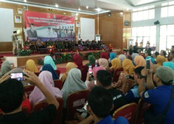 SILATURAHMI KEBANGSAAN. Ketua MPR Zulkifli Hasan saat memberikan sambutan pada acara silaturahmi kebangsaan di Gedung Serbaguna Pemkab Way Kanan, Jumat (17/5). Masyarakat diajak untuk menjaga persatuan dan kesatuan. (LAMPUNG POST/CANDRA PUTRA WIJAYA)