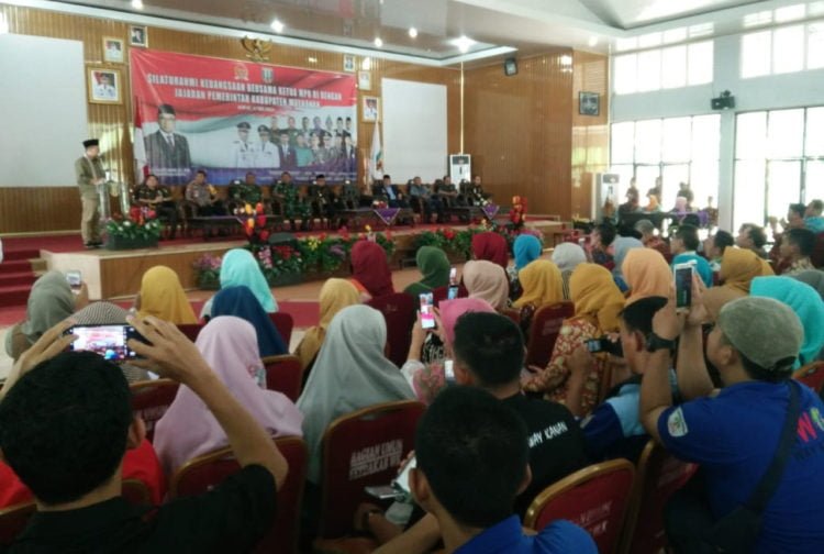 SILATURAHMI KEBANGSAAN. Ketua MPR Zulkifli Hasan saat memberikan sambutan pada acara silaturahmi kebangsaan di Gedung Serbaguna Pemkab Way Kanan, Jumat (17/5). Masyarakat diajak untuk menjaga persatuan dan kesatuan. (LAMPUNG POST/CANDRA PUTRA WIJAYA)